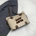 Chique beige tote bag met textuur, vintage letters en donkerbruine lederen biesjes - Broken Wit
