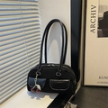 Retro schwarze Baguette-Tasche aus Canvas mit Ledertaschen und rotem Kirsch-Anhänger - Mit Anhänger / Schwarz