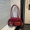 Retro Boston-Tasche aus bordeauxrotem Wildleder mit Glanzgriffen und Kirsch-Anhänger - Mit Anhänger / Rot