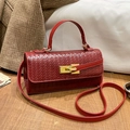 Dunkelrote Handtasche aus gewebtem Leder mit Goldschnalle und verstellbarem Riemen - Rot