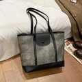 Bolso tote de tela gris con texturay correas de cuero negro en diseño contrastado - Negro