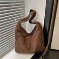 Bolso hobo de pana marrón con etiqueta de cuero y un gran bolsillo frontal - Marrón