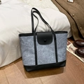 Bolso tote gris texturizado con detalles en cuero negro y una elegante correa de hombro - Negro con Azul