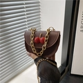 Mini-Umhängetasche aus braunem Leder mit Kirsch-Anhänger und goldener Kette - Braun
