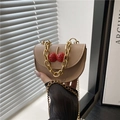 Mini halbrunde Umhängetasche in Nude-Rosa Leder mit Kirsch-Anhänger und Goldkette - Khaki