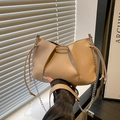 Elegante borsa a tracolla in ecopelle beige con dettagli a coulisse e catena argento - Kaki