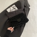 Borsa a tracolla chic leopardata nera con catena in metallo e fibbia geometrica - Nero