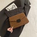 Borsa a tracolla con stampa leopardata, chiusura esagonale nera e tracolla a catena - Marrone