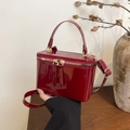 Borsa vintage in pelle verniciata rossa con dettagli dorati e tracolla rimovibile - Rosso