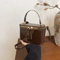 Borsa box in pelle verniciata marrone caffè con doppia cerniera e tracolla staccabile - Marrone