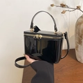 Elegante borsa a mano squadrata in vernice nera con cerniere dorate e tracolla removibile - Nero