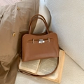 Borsa a mano in pelle marrone con tracolla regolabile e fibbia classica di moda - Marrone (Senza Ciondolo)