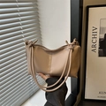 Bolso de hombro beige minimalista con detalle de nudo y herrajes metálicos modernos - Caqui