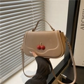 Elegante beige Umhängetasche mit dekorativer roter 3D-Kirschschnalle und Schultergurt - Khaki