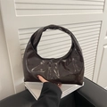 Borsa hobo minimalista in pelle verniciata marrone scuro con finitura lucida e manico - Marrone