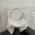 Borsa hobo a mezzaluna bianca minimalista in pelle verniciata con finitura lucida - Bianco