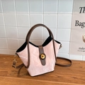 Bolso tipo cubo rosa texturizado con asas de cuero marrón y herrajes dorados - Rosa