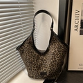 Große Shopper-Tasche mit klassischem Leopardenmuster und schwarzen Lederakzenten - Leopardenmuster