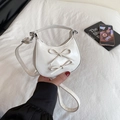 Bolso bandolera blanco de piel sintética en forma de luna con lazos decorativos - Blanco