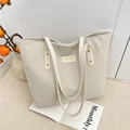 Bolso tote grande de pana beige con rayas verticales y asas de cuero para uso diario - Blanco