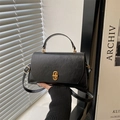 Retro schwarze strukturierte Umhängetasche mit goldener Schnalle für Damen - Schwarz