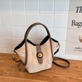 Bolso hobo plisado blanco roto con asas marrón oscuro y cierre de giro dorado elegante - Marrón