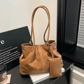 Braune Wildleder-Einkaufstasche mit Kontrastnaht und passender Tasche auf Holzschreibtisch - Braun