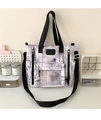 Dettaglio della borsa tote in tela bianca con calligrafia viola e tracolla regolabile - Nero