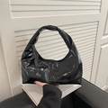 Borsa hobo minimalista in vernice nera con finitura lucida e tracolla a spalla - Nero
