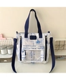 Dettaglio della borsa in tela con stampa calligrafica blu e tasca frontale trasparente - Blu