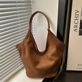 Dunkelbraune Schultertasche aus Wildleder mit glatter Ledereinfassung im Retro-Minimalismus - Braun