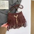 Borsa a tracolla scamosciata marrone scuro con frange e stemma di cervo dorato rétro - Marrone