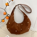 Bolso hobo de ante marrón con tachuelas de metal dorado y correa ajustable para mujer - Marrón