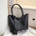 Vista detallada del bolso tote grande negro con monedero a juego y costuras finas - Negro