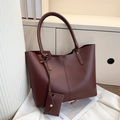 Detalle del bolso tote grande de cuero marrón oscuro con bolsa de sobre a juego y costuras - Marrón