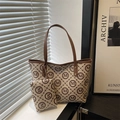Klassisches Taschen-Set in Beige und Braun mit M-Muster-Print und passender Clutch - Khaki