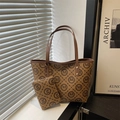 Braunes Monogramm-Shopper-Set mit passender Tasche und stilvollem M-Muster-Design - Braun