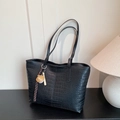 Grande borsa tote nera in pelle goffrata coccodrillo con ciondolo a riccio per ufficio - Con Ciondolo / Nero