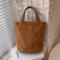 Dettaglio della texture e struttura della borsa tote in pelle scamosciata caramello - Marrone