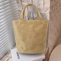 Detail einer senfgelben Shopper-Tasche aus Wildlederimitat mit weicher Textur und Henkeln - Beige