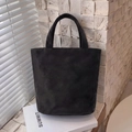 Dettaglio della trama della borsa tote in pelle scamosciata nera con doppi manici corti - Nero