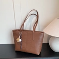 Borsa tote marrone caffè con motivo a coccodrillo, ciondolo da baseball e tracolle - Con Ciondolo / Marrone