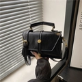 Schwarze Retro-Umhängetasche in Quadratform mit Hochglanz-Finish und Goldgriff - Schwarz