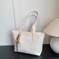 Borsa tote beige con stampa coccodrillo e ciondolo da baseball per le donne - Con Ciondolo / Bianco