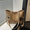 Ρετρό χακί τσάντα tote με vintage μπαλώματα και μακριά φούντες δίπλα στο παράθυρο - Χακί