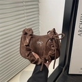 Sac bandoulière plissé marron foncé avec nœud métallique et détails de cordon - Marron