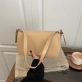 Bolso de hombro minimalista de cuero PU beige con hebillas plateadas para mujer - Caqui