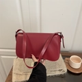 Bolso hobo rojo de cuero mate con solapa magnética y correa de hombro ajustable - Rojo