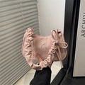 Sac hobo en satin rose avec anse plissée nuage et détail nœud métallique argenté - Rose