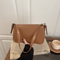 Bolso bandolera chic marrón para mujer con hebilla plateada y diseño curvado moderno - Marrón